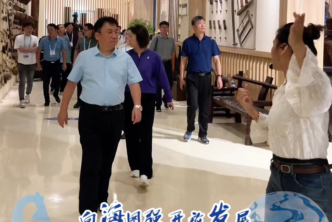 9月25日下午，“百家黨媒看北海”采訪團探訪月餅小鎮的北海海上絲路非遺體驗館。一件件精美的非遺展品，向客人們訴說著北海在海上絲路的輝煌過往…..